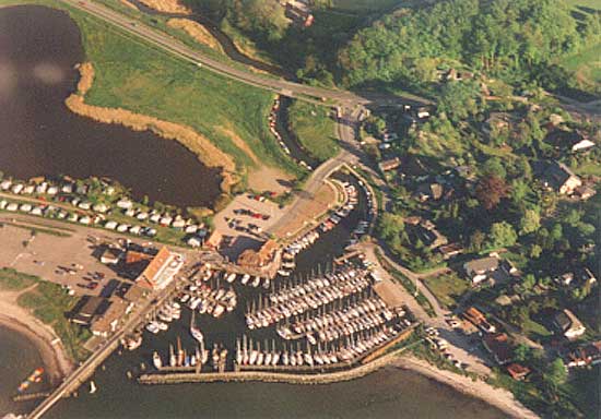 Vollbebelegter Langballigauer Hafen